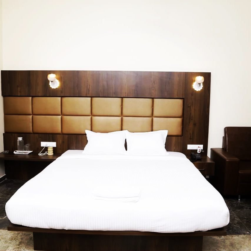 Deluxe room at Meera Celebration, Chikhli